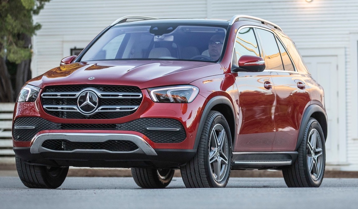 Laddhybridversionen av Mercedes GLE har en elräckvidd på omkring tio mil. Nu kommer samma långa räckvidd även till den betydligt mer överkomliga C-klassen.