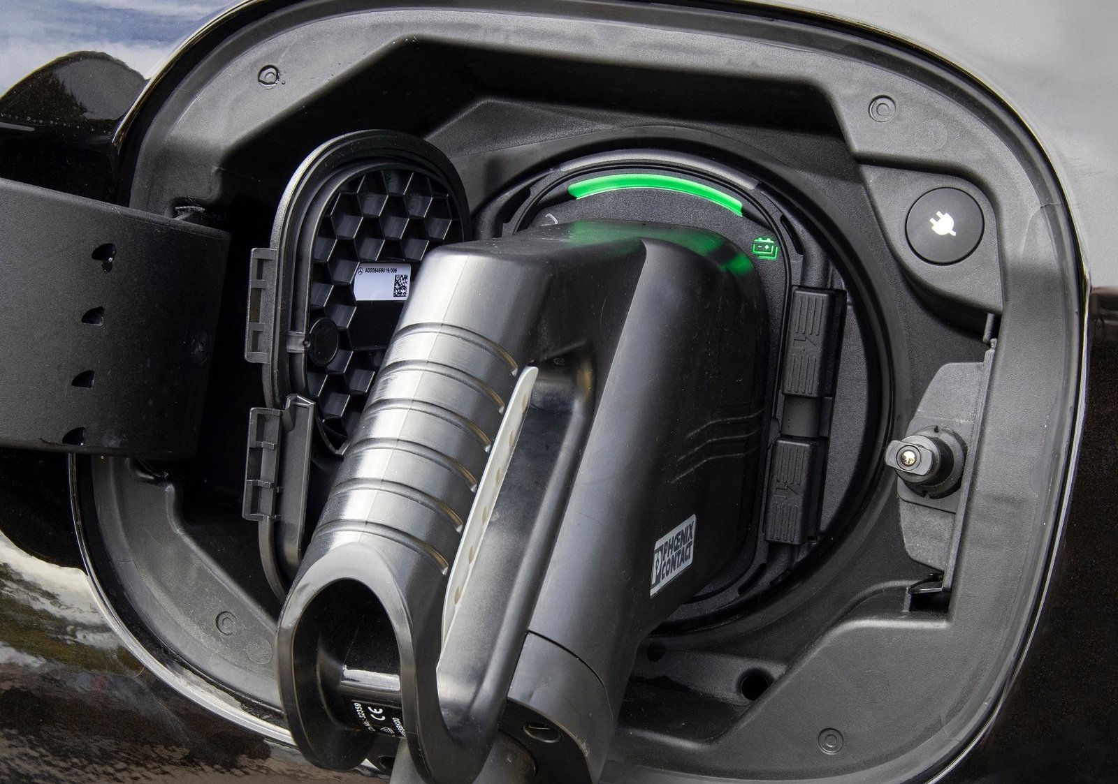 Laddhybrider var en viktig anledning till att Mercedes kunde sänka utsläppen så mycket på papperet under förra året.