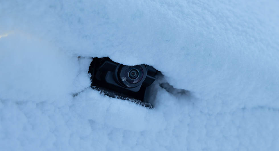Backkameran i GLB fälls ut vid behov. Det gör att linsen alltid är ren. Motorn är tillräckligt stark för skicka ut kameran genom snötäcket.