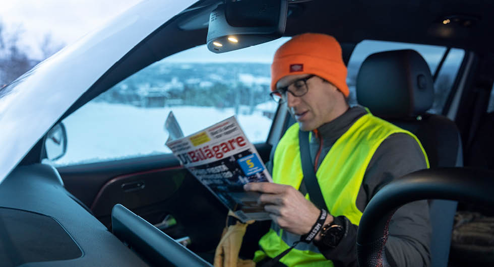 Mercedes har placerat de främre läslamporna under innerbackspegeln. Det gör att passageraren kan läsa sin favorittidning på resan utan att ljusskenet stör föraren.