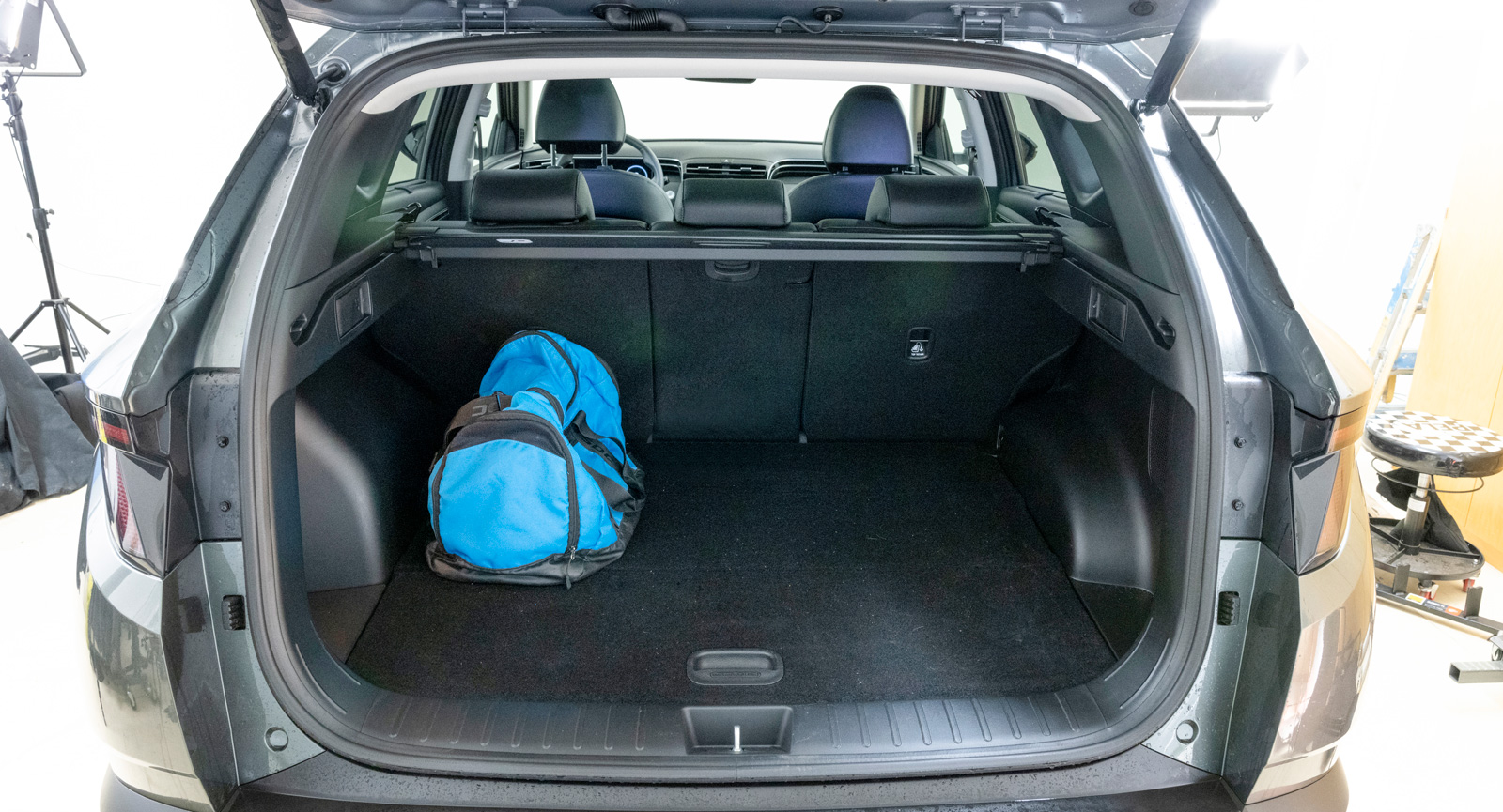 40/20/40-fällning av baksätet är en funktion Tucson delar med Tiguan. Volvo nöjer sig med genomlastningslucka.