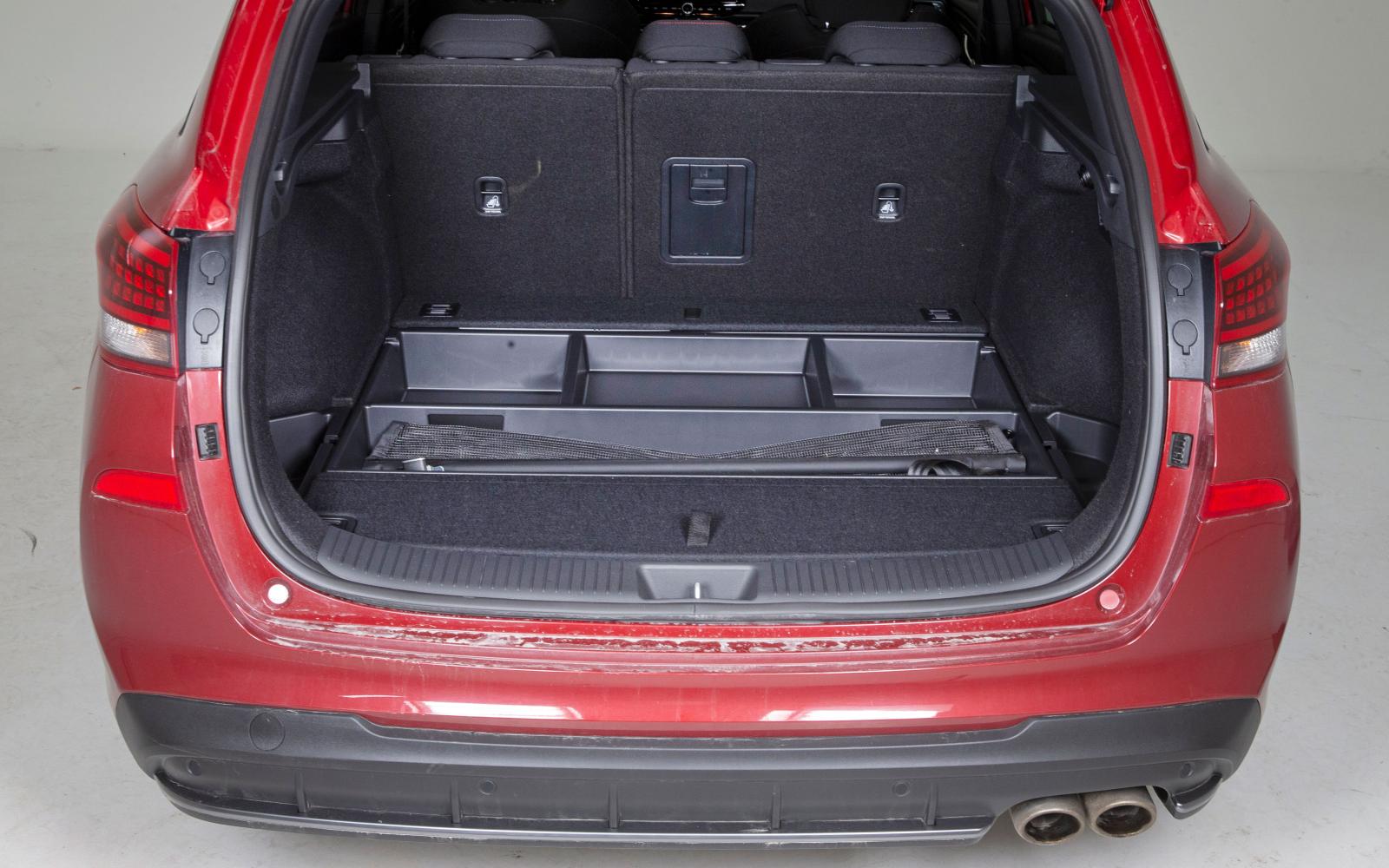 Under Hyundais lastgolv döljer sig lönnfack för alla ”bra-och-ha-saker” som tenderar att alltid ligga i skuffen på landets alla kombibilar. Bredast bagage men sämre utrymme på höjden ger mindre maxlast än Golf/Leon. Baksätet delas 60/40 Irriterande liten genomlastningslucka.