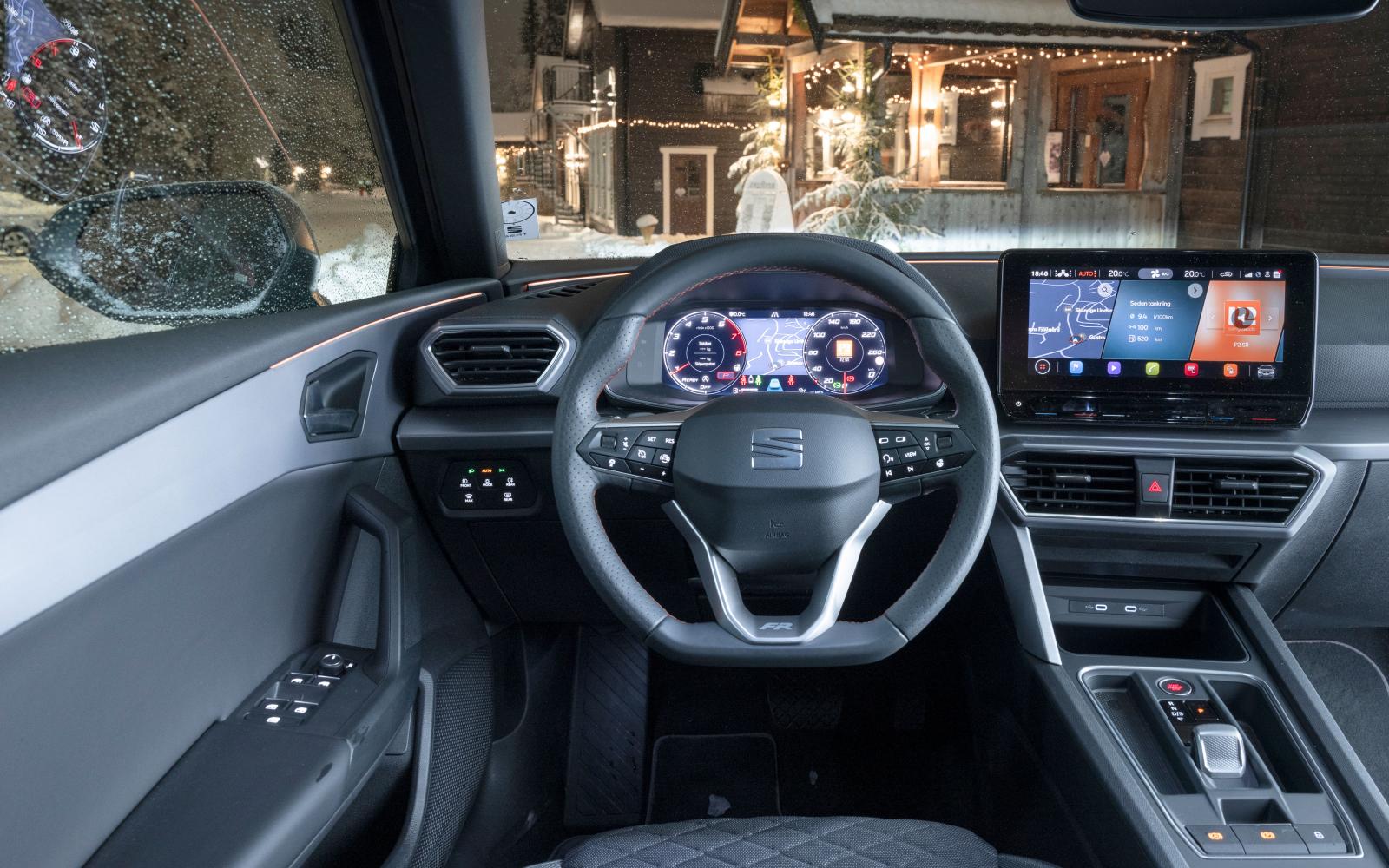 Seat: Bra körställning. Elegant och avskalad interiör. Men förarergonomin lämnar en hel del att önska med krångliga menyvägar och små pekytor.