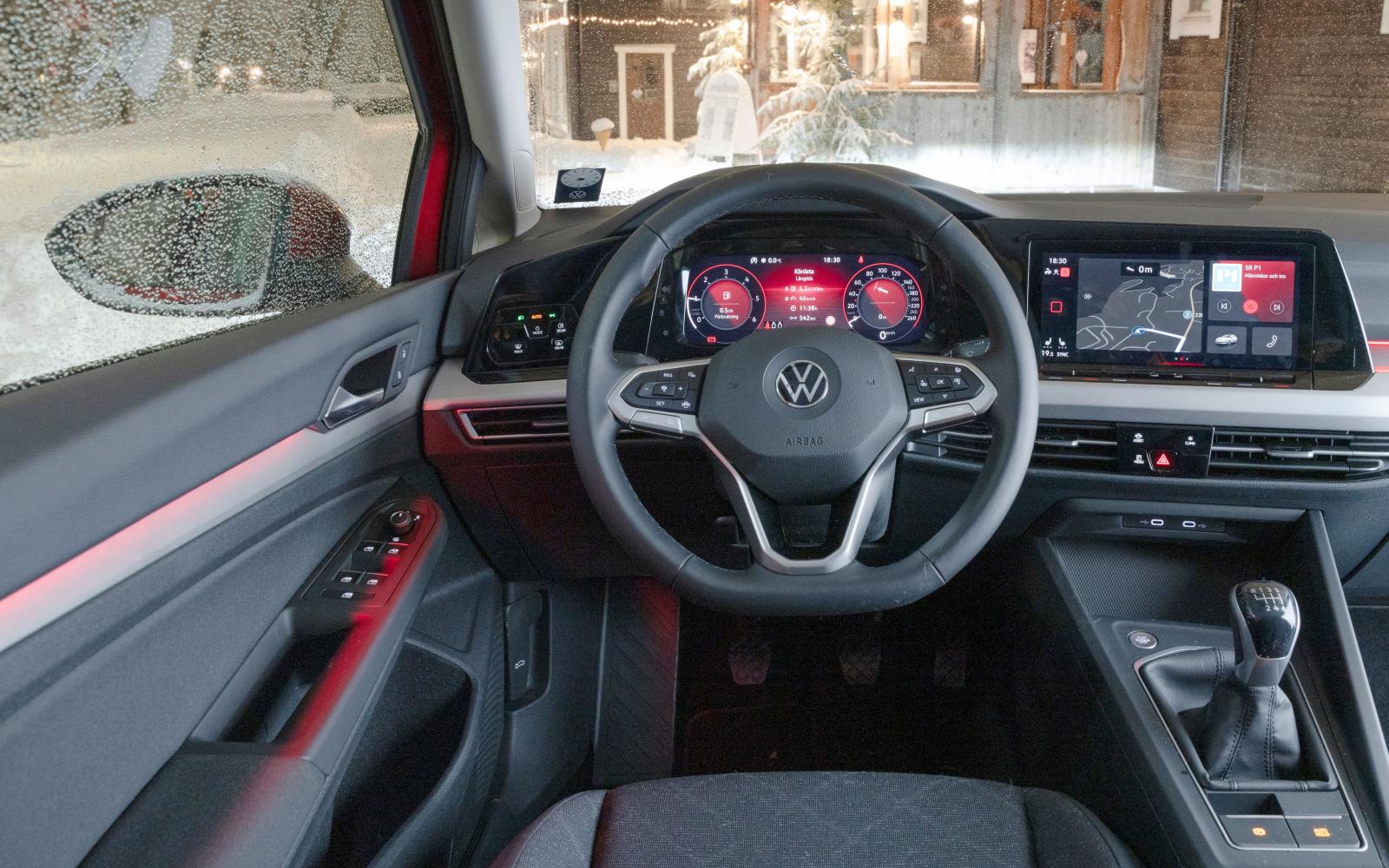 Volkswagen: Klanderfri sittkomfort. Digital hastighetsmätare med små siffror. Menysystemet är mer intuitivt än i Seat och har några fysiska snabbknappar.