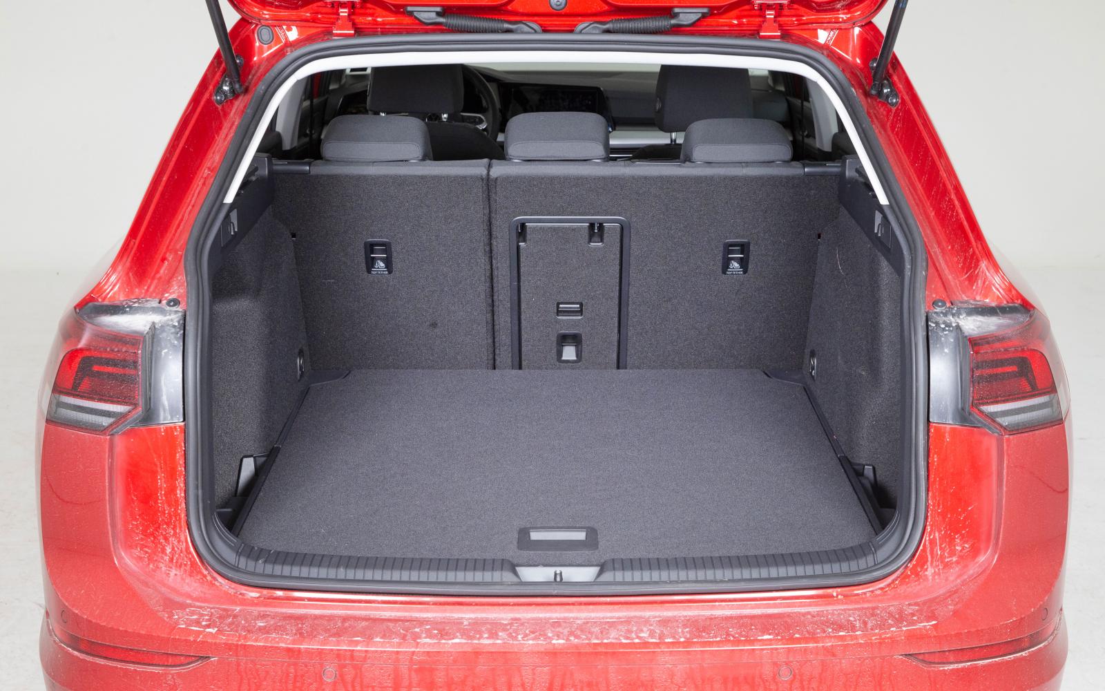 Volkswagen: I princip identisk med Seat Leon med föredömlig flexibilitet. Rakare utformning på bakluckan bidrar till att Golf är lättare att packa full och sväljer mer.