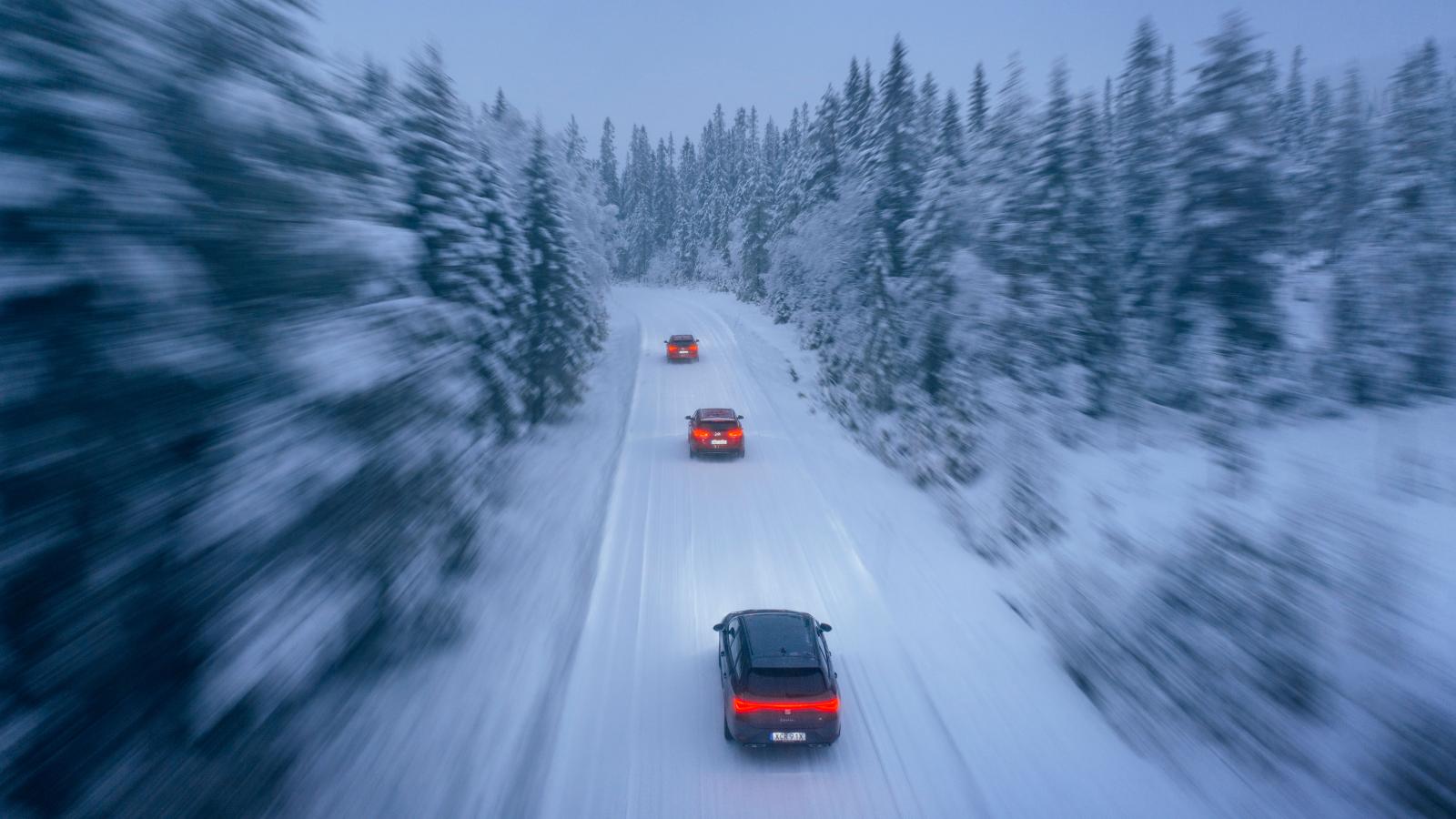 På de snörika småvägarna intill Dalafjällen sladdar spanjoren sist i klungan. Den trivs inte på hala vintervägar. Golf rullar oberörd i täten. Hyundai ståtar med det effektivaste antispinnsystemet.