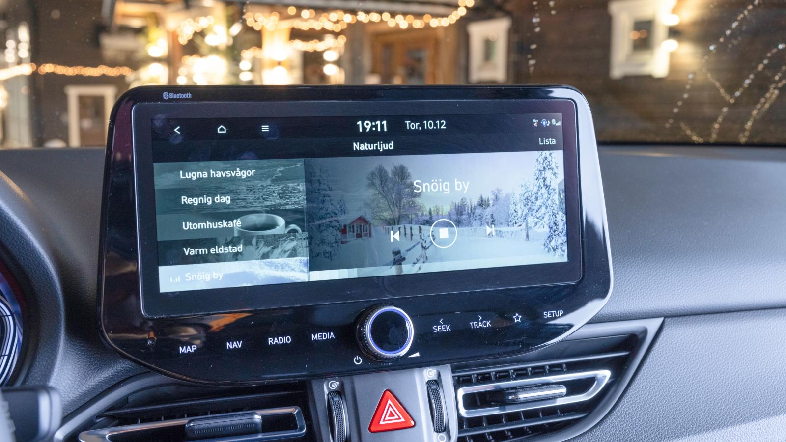 Hyundai: I teknikpaketet (12 900 kr) ingår den stora 10,25-tumsskärmen. Snygg grafik med moderna uppkopplingstjänster. Dessutom är huvudmenyn föredömligt dämpad i ljusstyrka och behagligast av bilarna i mörker.