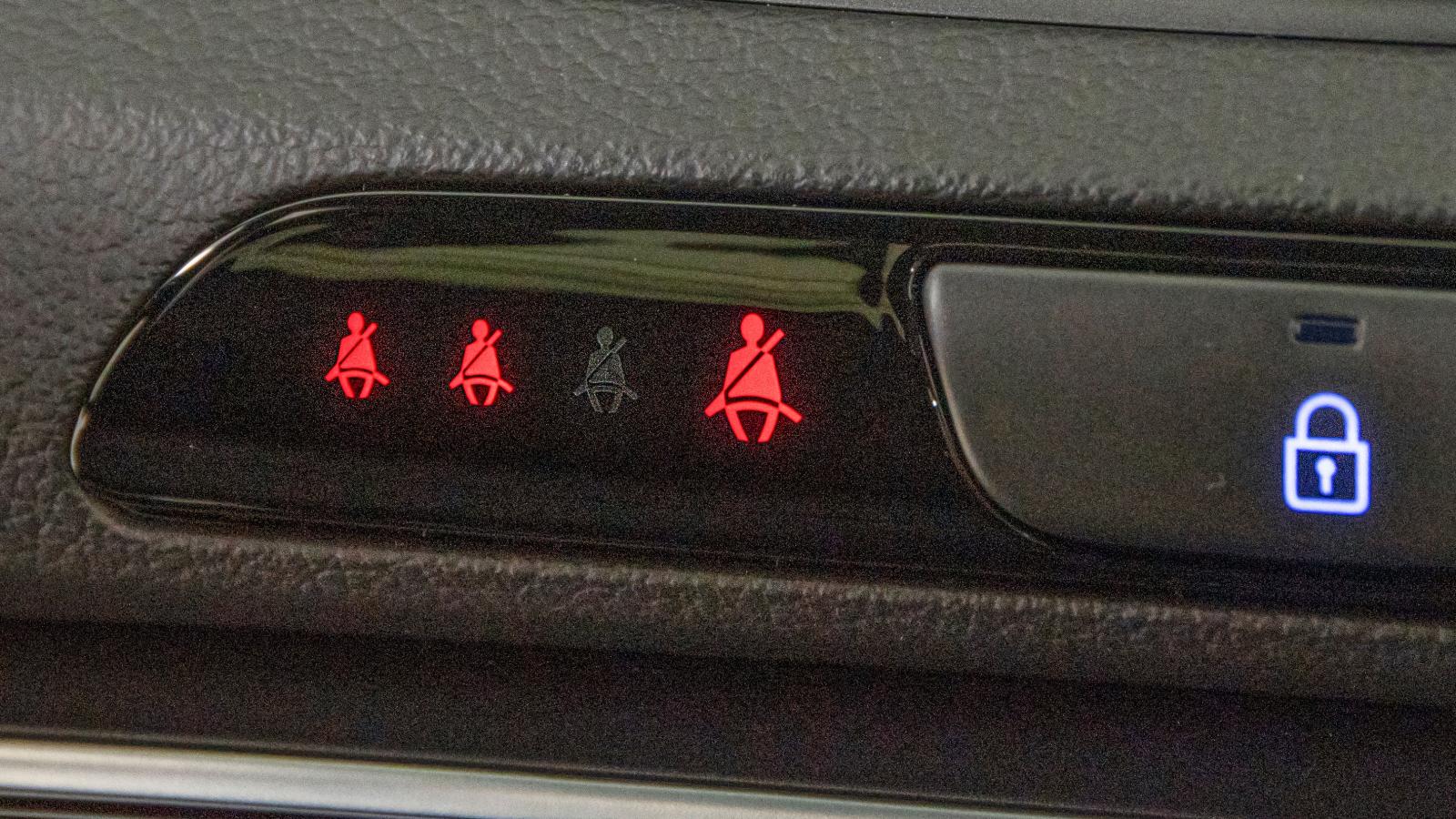 Tydlig information om att alla åkande i Hyundai är bältade.