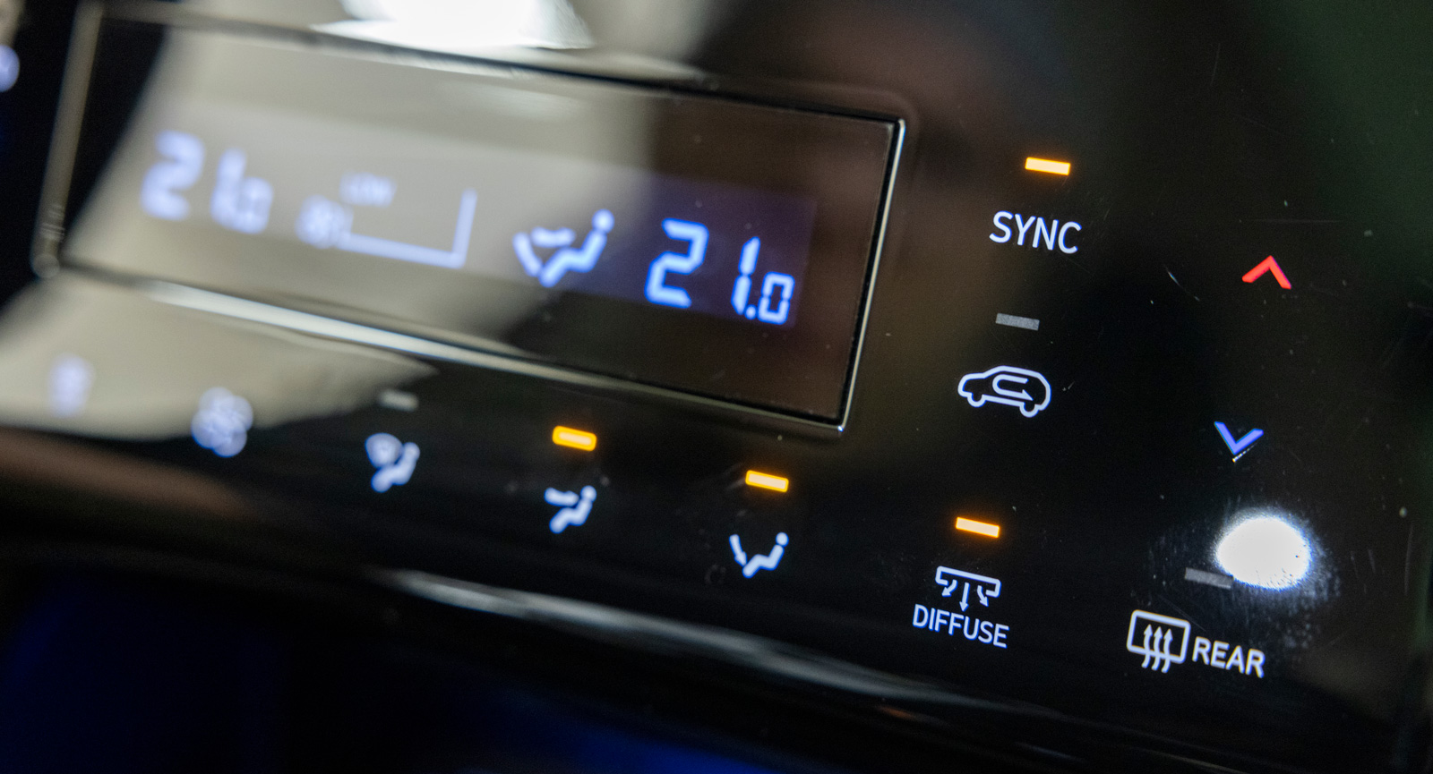 4. Touchknappar till Tucsons klimatanläggning. Knappen ”Diffuse” skickar luftströmmen genom ett finmaskigt nät i instrumentpanelen för jämnare luftspridning.