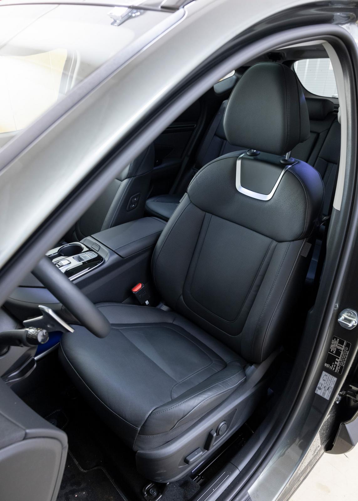 3. Läderklädsel och kylda stolar är standard i Tucson Hybrid Advanced. Stolsvärmen kommer snabbt men är det riktigt kallt är det märkbart svalt vid skulderbladen.