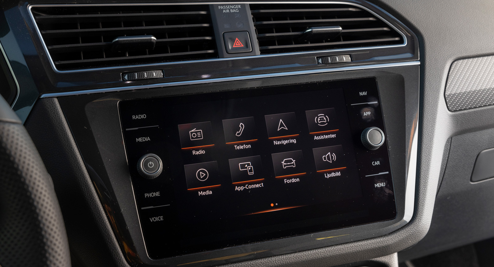 Volkswagen: Fysiska vred för volym och radiofrekvens/bläddring är alltid uppskattat. Menystrukturen blir snabbt textintensiv, men läsbarheten är bra. Numera nås ljusintensitetsjusteringen med en genväg.
