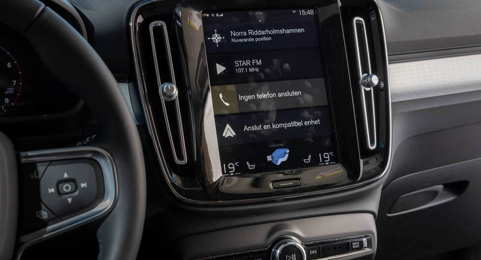 Volvo: Sensus-systemet har hängt med länge och har med åren blivit hyggligt lättanvänt. Det går delvis att möblera om efter de funktioner som används mest. En större skärm hade inte skadat.