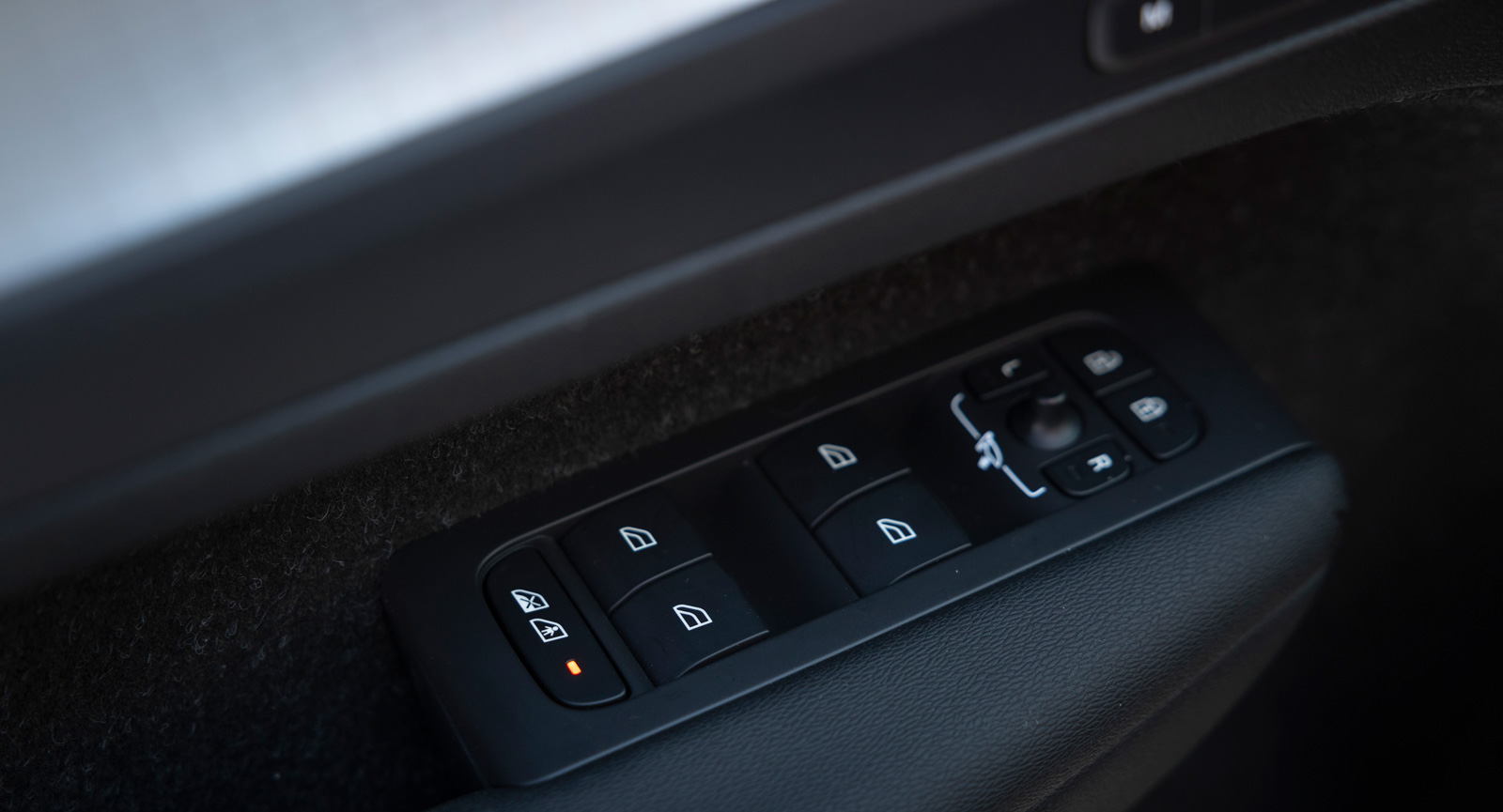 Elektriska barnlås finns i Volvo. Låser även elhissarna bak.