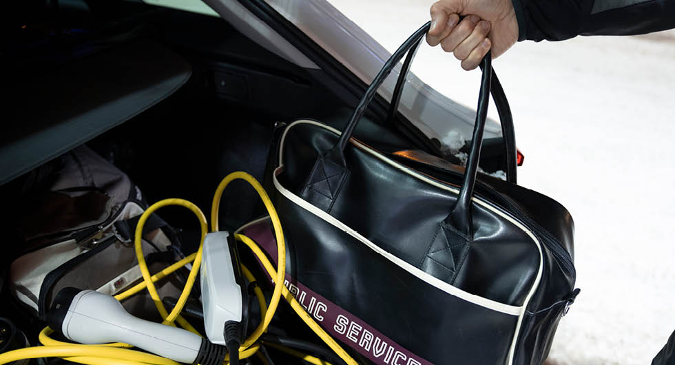 Fina resväskor samsas med smutsiga sladdar som legat på marken. Leon har ett praktiskt fack för sladdarna under bagagegolvet, men med resepackning är det svårt att nå.