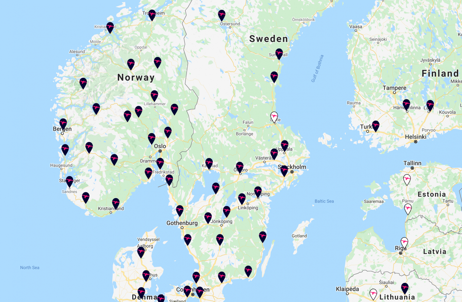 Så här ser Ionitys laddnätverk ut i Sverige i dag. Svarta ikoner visar en befintlig laddstation, vita ikoner visar planerade stationer som ska byggas.