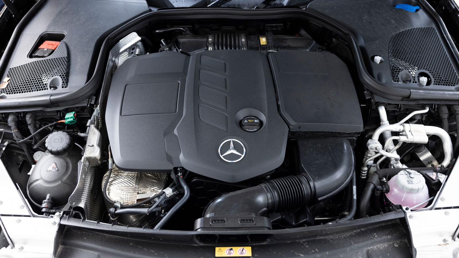 Diesel och el ger 306 hk och hela 700 Nm vridmoment. Det finns urkraft jämt och automatlådans nio växlar arbetar snyggt.