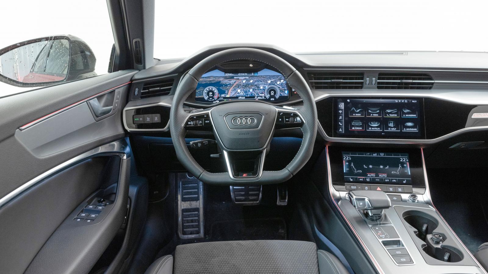 Audis ”heldigitala” miljö med instrumenthus och dubbla skärmar fungerar bättre än många liknande. Mobilladdning i armstödet, toppfinish överlag.