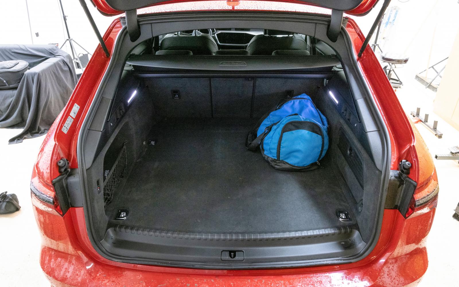 Alla tre har stort bagageutrymme men i Audi ryms minst antal backar (se tabell). Utformningen som helhet och i detaljer är dock mycket bra och rejäl. Notera att lastgolvet bara sticker upp en smula från tröskeln.