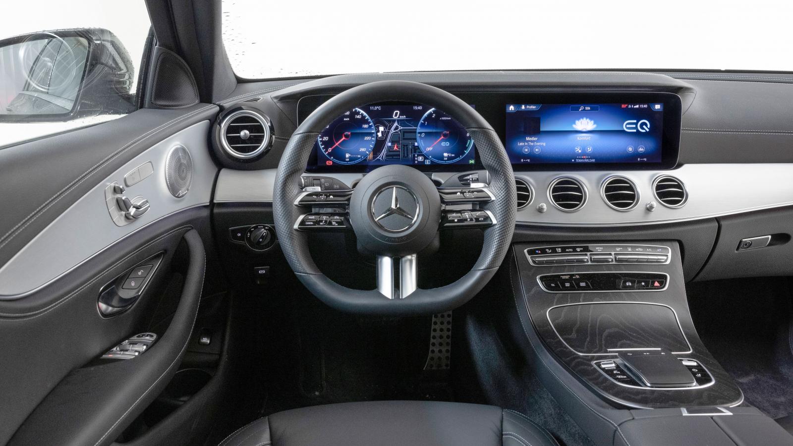 Mercedes: Blankpanelen ger en kylig känsla, men det finns andra. Informationsmöjligheterna är närmast oändliga, men detaljfinishen är inte perfekt i allt.