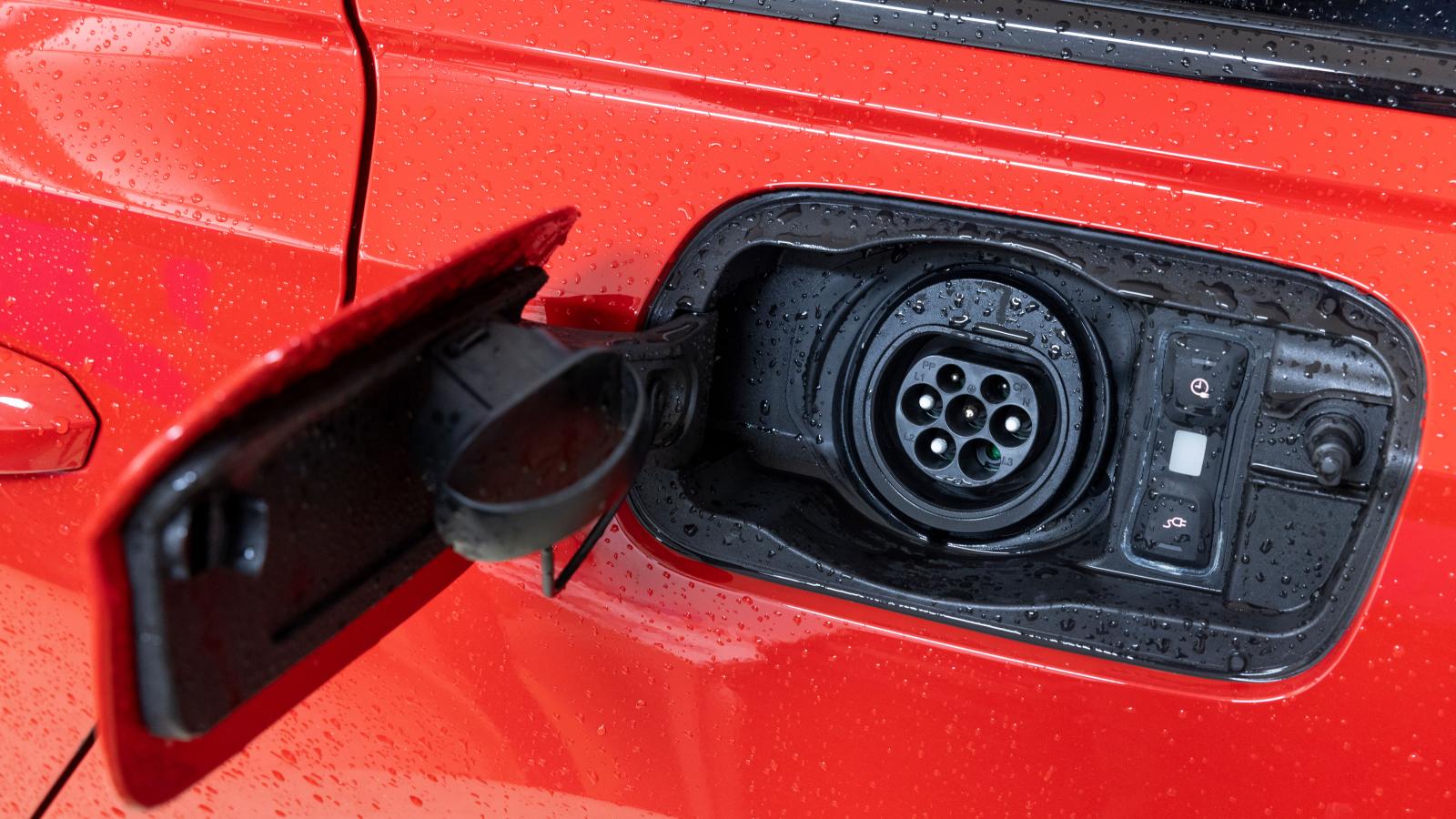 Under Audis kontaktlock på bakskärmen finns en bra finess i form av låsknappen för att lossa sladden – men varför ingen belysning?