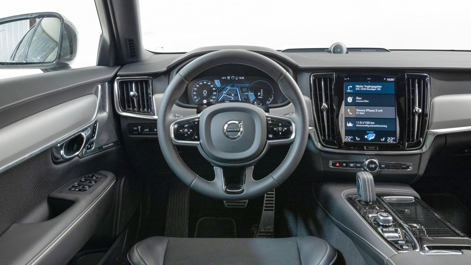 Volvo: Ett bekant och alltjämt mycket trivsamt rum för föraren och de åkande. Hög finish men laddplatta för mobilen går ej att få i laddhybridversionen.
