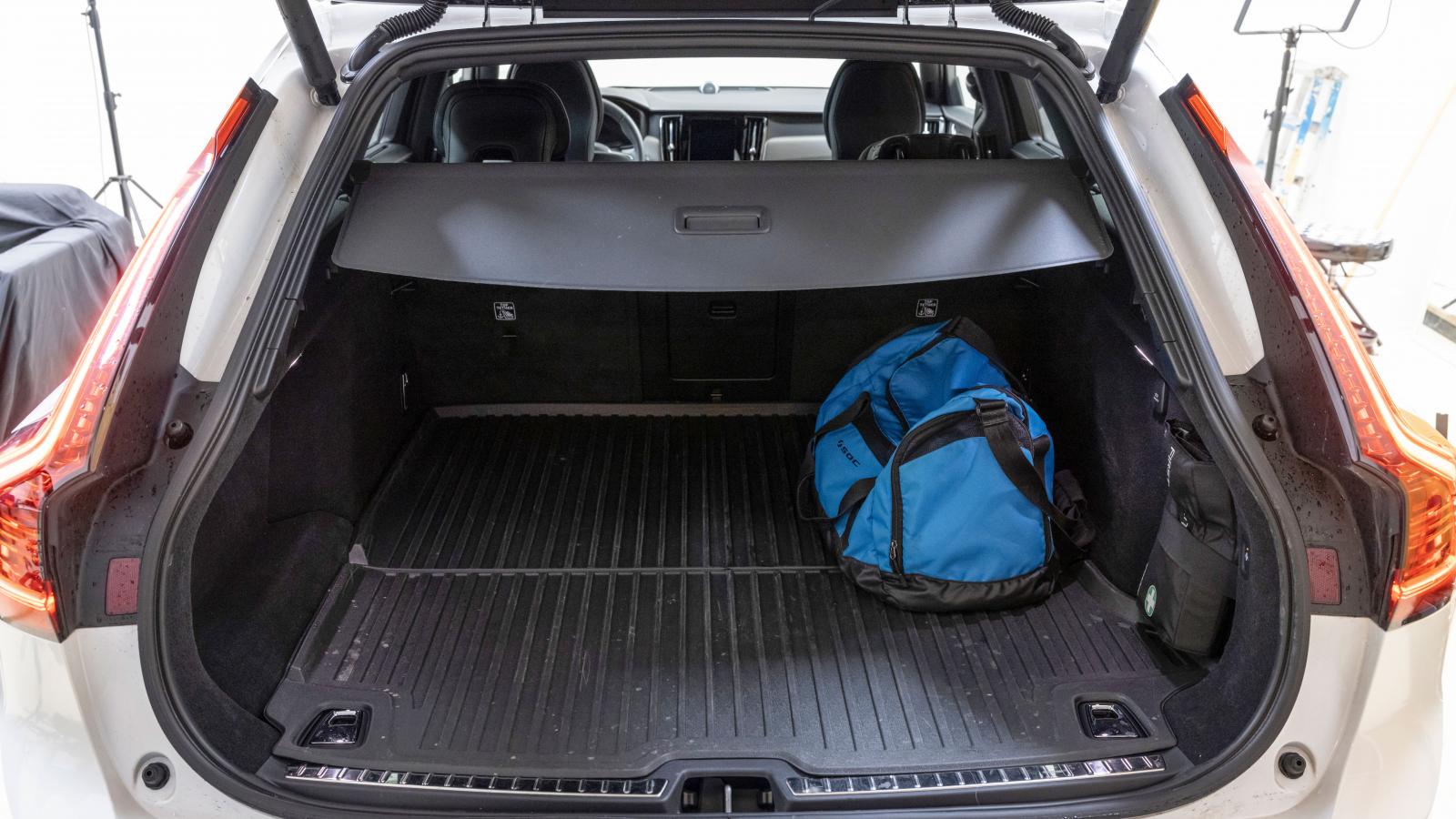 Volvos kraftigt sluttande bakparti hämmar potentialen, men vi fick i alla fall in ytterligare fem backar jämfört med Audi. Den tillåtna maxlasten är dock ynklig i Volvo, inte ens 380 kg.