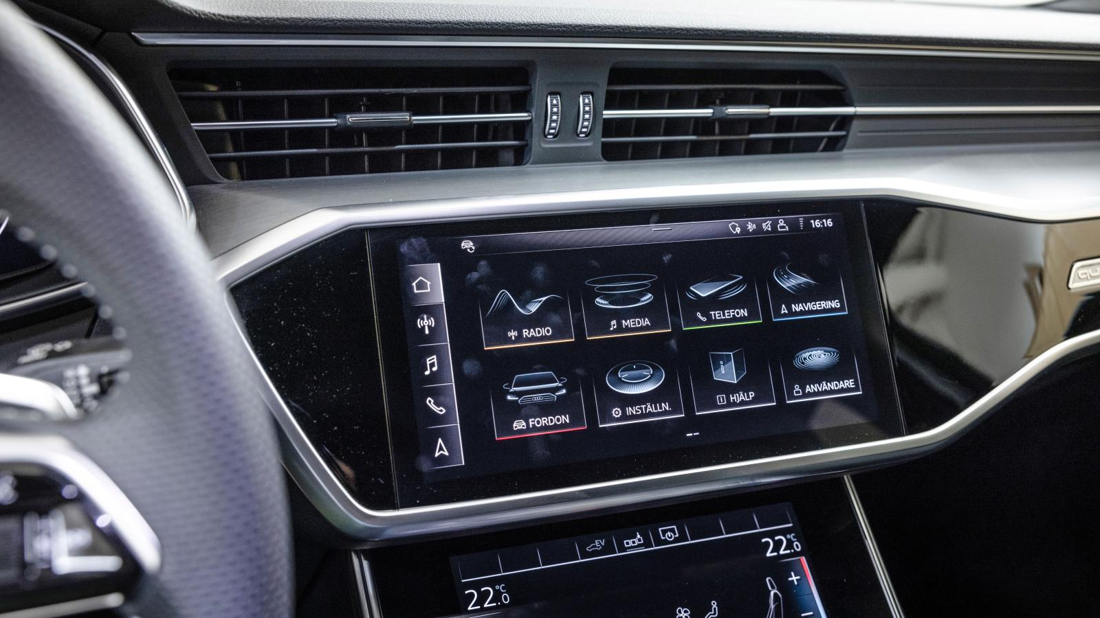 Audi: Elegant inbyggd skärm med mycket tydlig grafik och förhållandevis lättpekade val – men det hela kräver viss övning innan kommandona ”sitter”. Klimatanläggning och skrivplatta finns i den nedre skärmen.