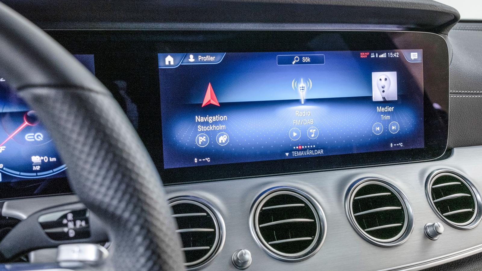 Mercedes: MBUX-systemet med pekskärm är nytt för E-klass. Det finns också gott om andra möjligheter till styrning av det hela: rattreglage, styrplatta, rösten …