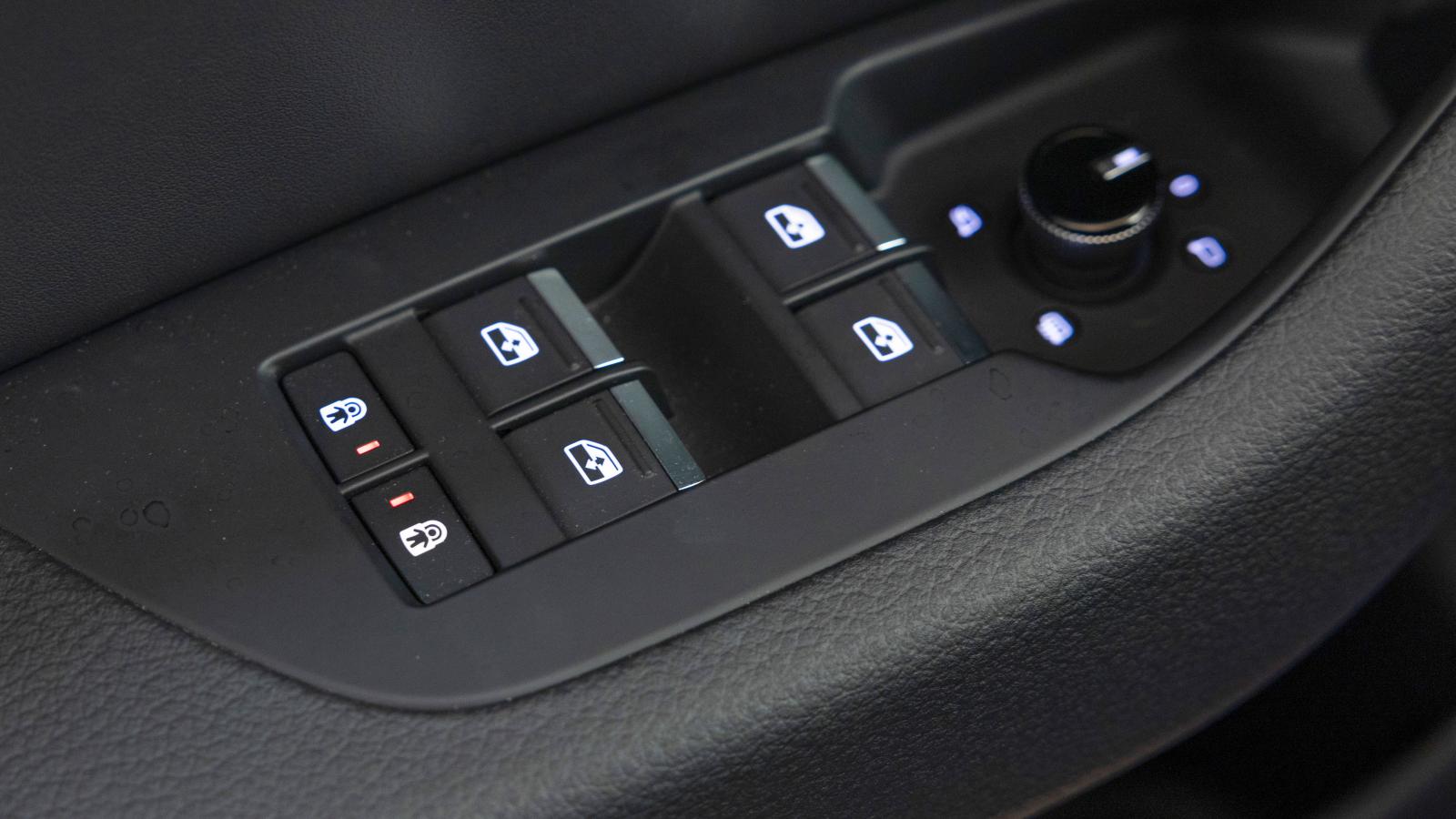 Elektriska barnsäkerhetslås finns i både Audi (bilden) och Volvo.