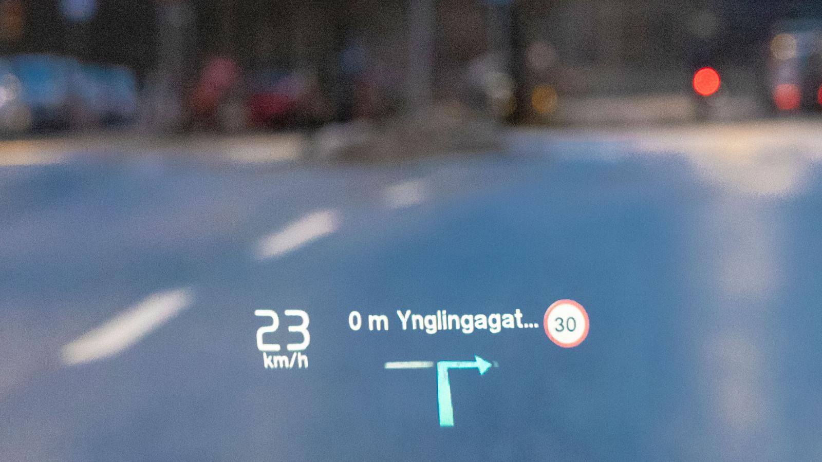 Volvos vindrutevisning är väl okej men som helhet hänger navigationsfinesserna inte med de tyska konkurrenterna.