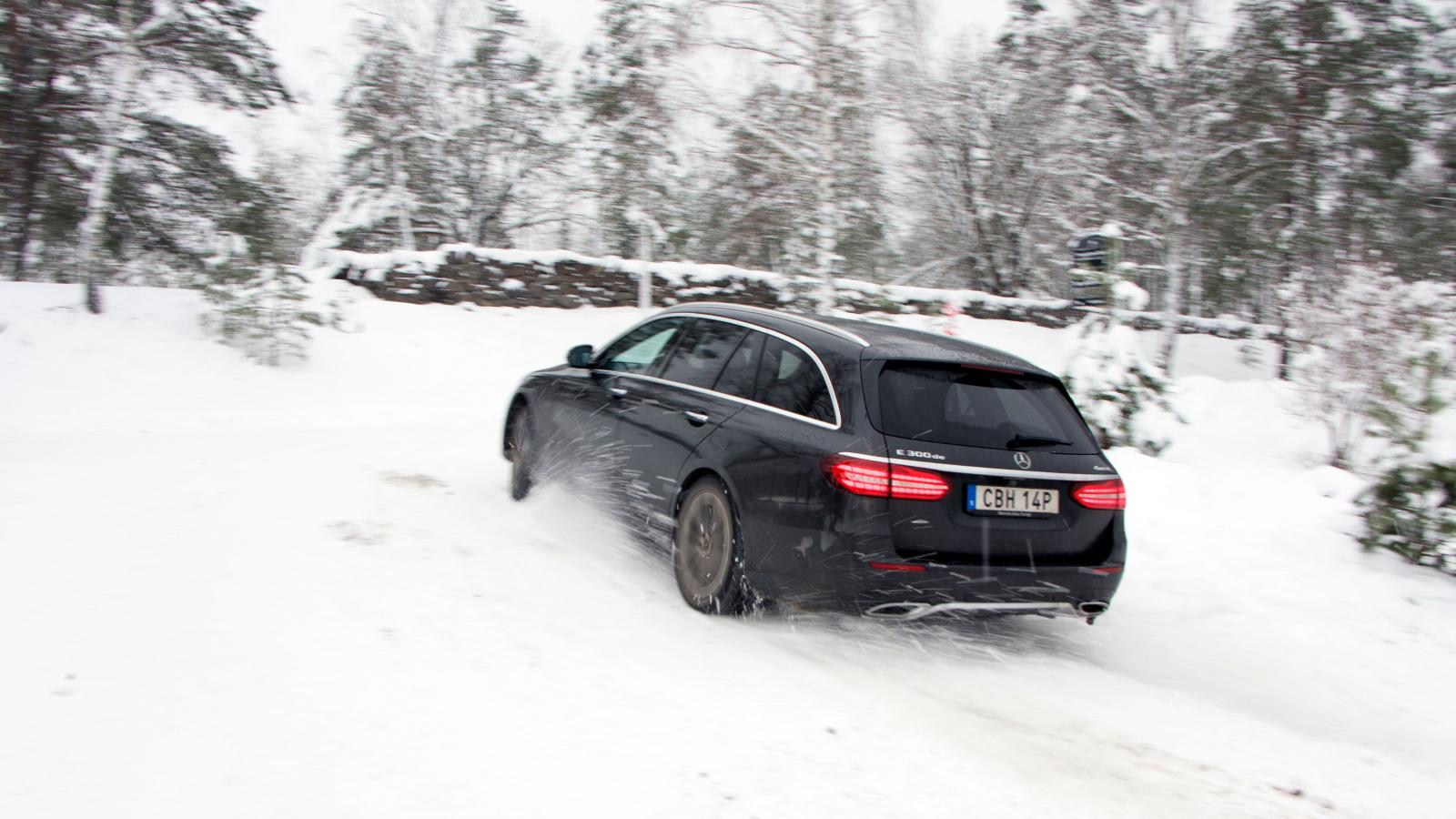 4MATIC-systemet ger Mercedes bäst framkomlighet i trion. Snabb och konsekvent reaktion, ingen sneddragning. Bilens karaktär är tydligt understyrd.