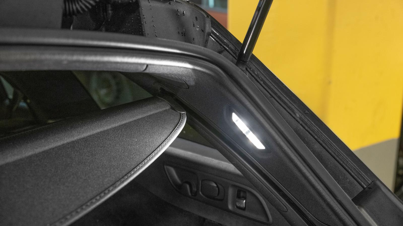 Bagagerumsbelysningen ska förstås vara högt placerad i en kombi, som i Mercedes.