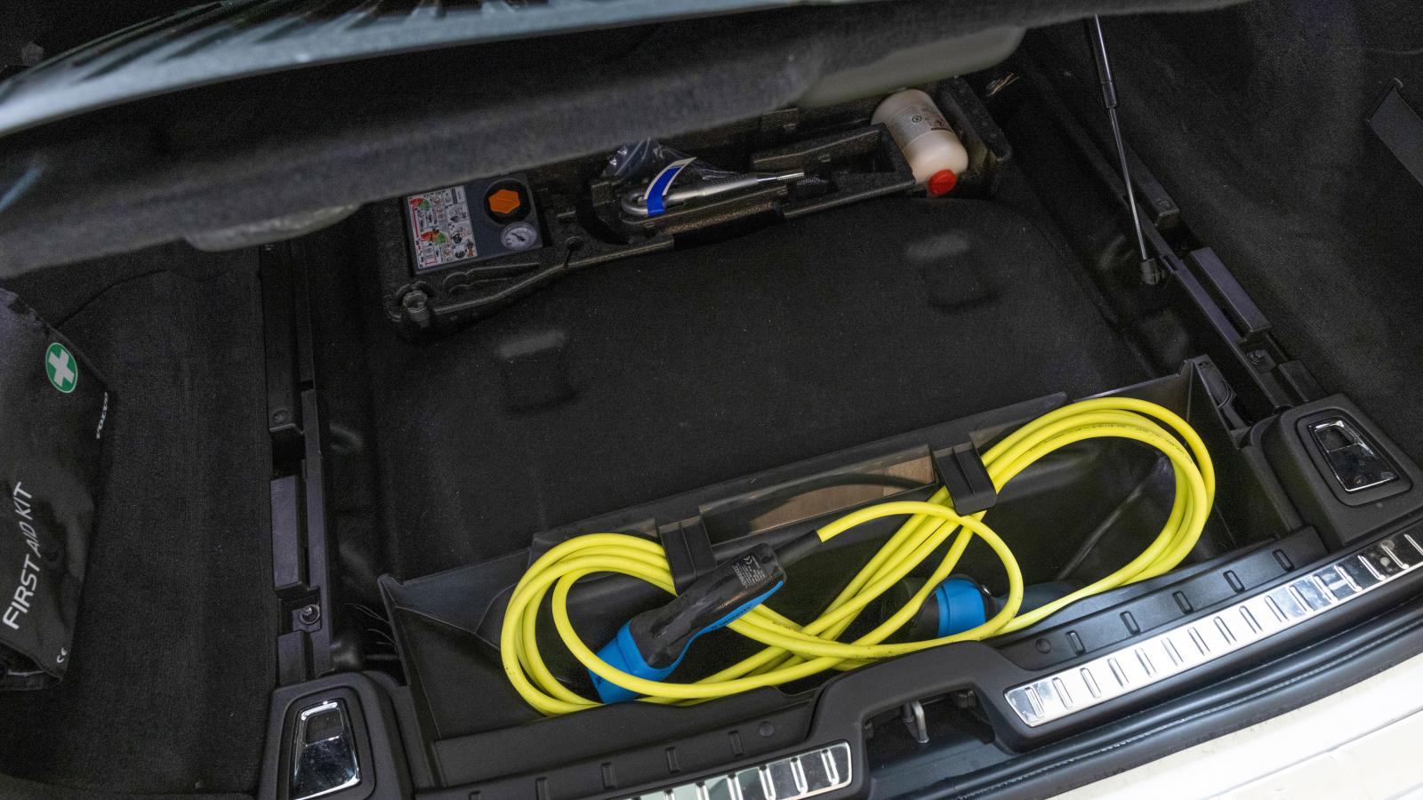 Sladdförvaring under golv i Volvo (bilden) och Mercedes.