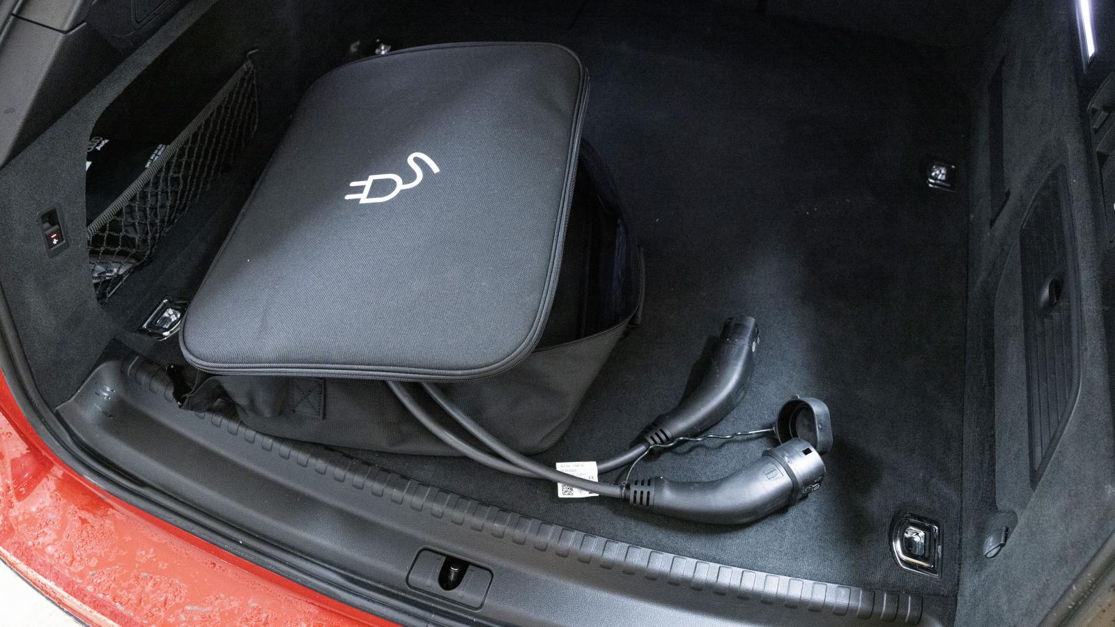 Audis batteripack omintetgjorde facket under bagagegolvet, sladden måste förvaras i en påse bland andra grejer.