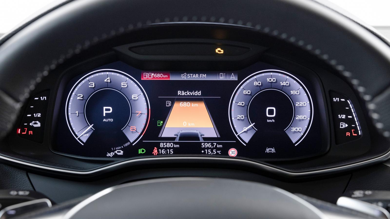 Audis ”virtual cockpit” är standardutrustning på laddhybriden. Det finns flera vyvariationer, exempelvis en jättekarta eller som här en tydlig räckviddsvisning.