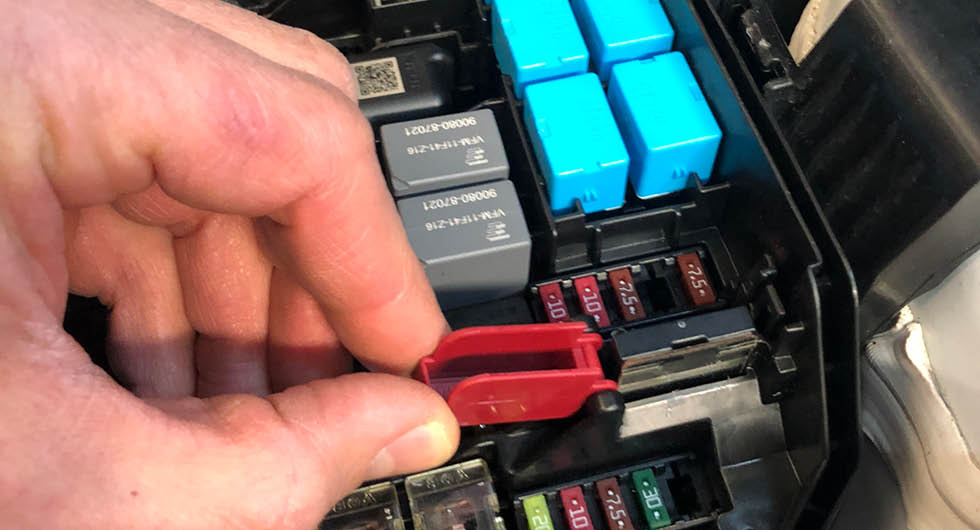 12V-batteriet sitter under baksätet. Vid starthjälp når man pluspolen gömd i säkringsboxen! Den hade man inte hittat utan instruktionsbok.