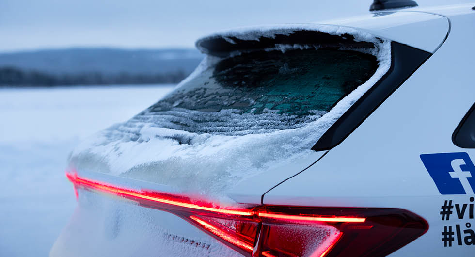 Ovanligt tjockt snölager på Leons baklucka. Gasdämparna kan inte hålla luckan uppe med den ökade vikten. En smärtsam läxa...