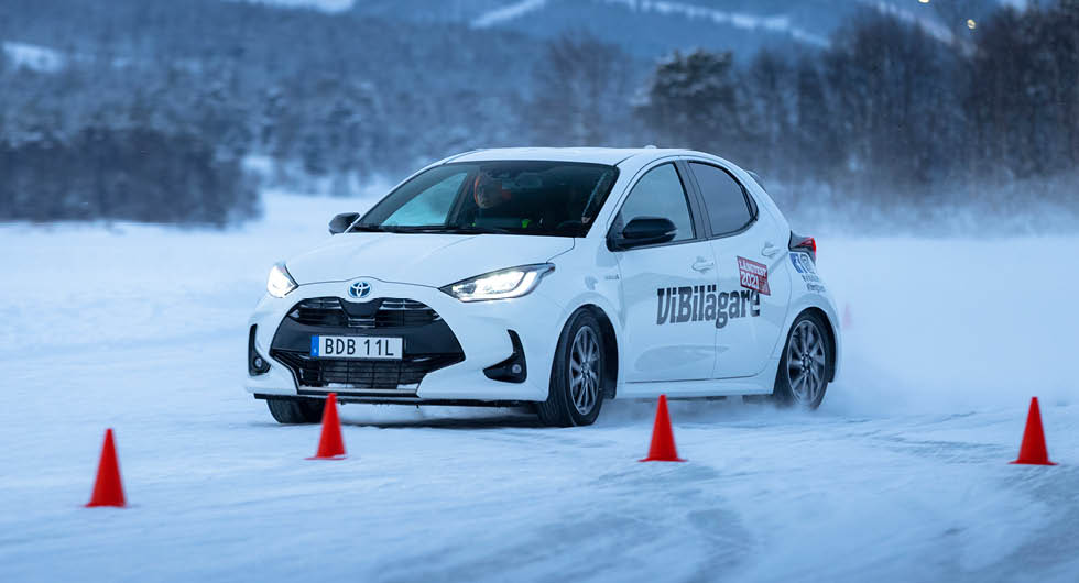Slalomåkning. Yaris har försiktiga ESP-ingrepp men beteendet på snö är bättre än tidigare man-överprov på asfalt. Sämst gick Leon som kastar ut baken.