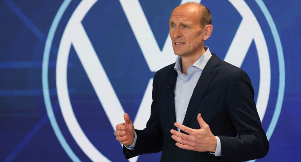 Enligt VW-chefen Ralf Brandstätter är det inget alternativ att lägga ut mjukvaruutvecklingen på ett teknikföretag. Volkswagen ska bygga tekniken ”i huset”.