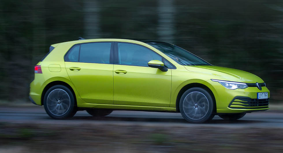 Volkswagen Golf får nöja sig med en tredjeplats på listan över de mest registrerade nya bilarna i Europa under februari månad.