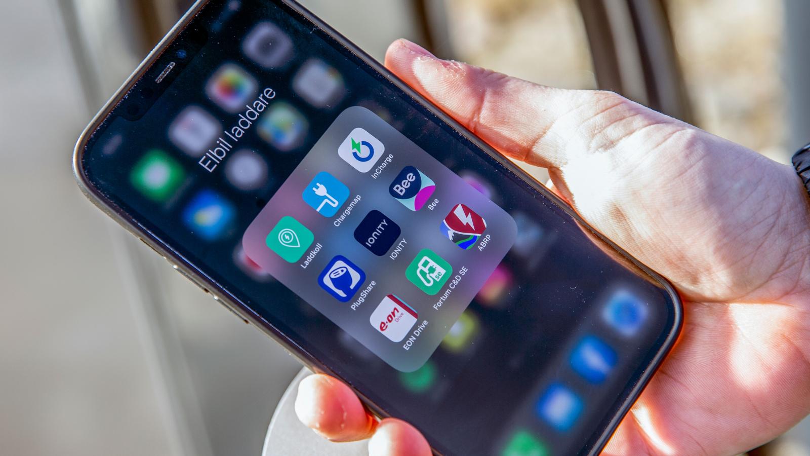 Pär-Filip Hellbom har nio appar i mobilen för att kunna planera, starta och betala för laddningen.