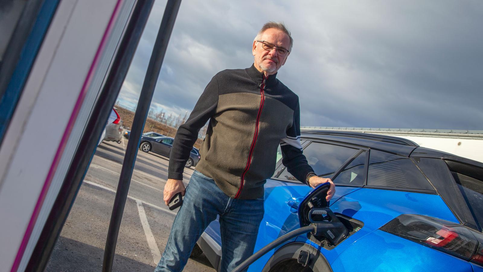 – Det är nästan alltid någon som står här och laddar, säger Anders Östlund som stannat för att fylla på batteriet i Tierp.