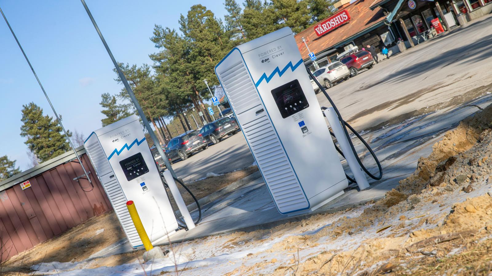 Splitt nya laddare vid Tönnebro rastplats. Max effekt 300 kW, långt mer än vad de flesta av dagens elbilar klarar att ta emot.