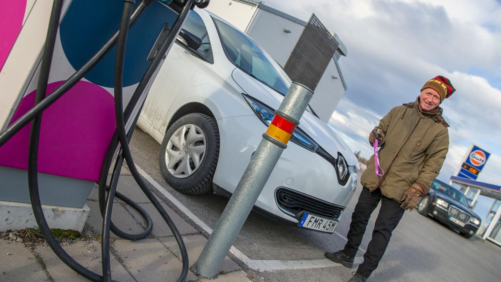 – Jag har varit med om att laddare varit trasiga några gånger, då kan det bli lite nervöst, säger Roland Östblom som kör Renault Zoe.