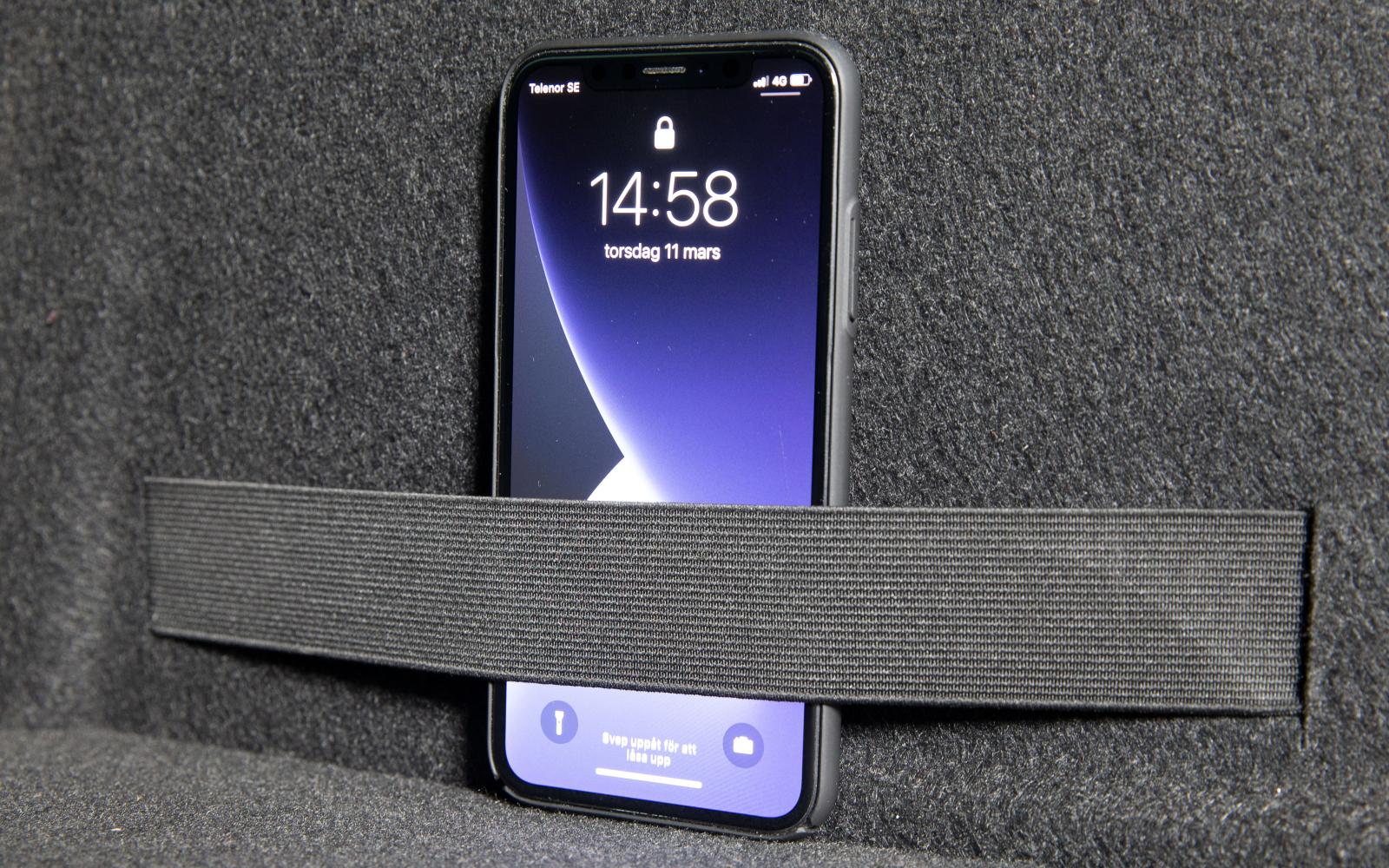 Praktiska resårband vid hjulhusen finns i GLB och Leon. Tanken är inte att klämma fast mobiltelefoner utan snarare varselväst och andra bagagerumstypiska utensilier.