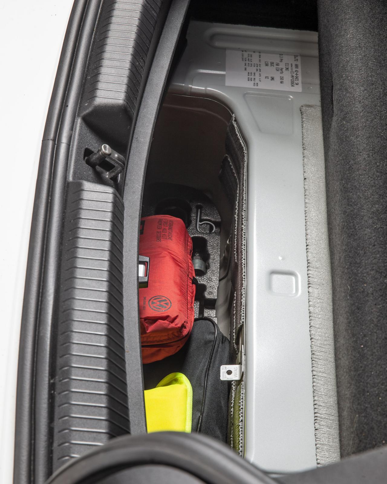 ID.3:s sladdgarage rymmer även däckreperationssats, varselväst och första förband. Vår bil saknar dubbelt lastgolv.