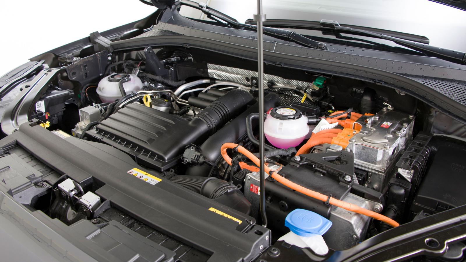 Blott 1,4-liters volym i bensinmotorn, systemeffekt lägst i trion men ändå 245 hk. De märks inte så mycket, särskilt i starten är Seat segare än Kia och Toyota. Samma testförbrukning som Kia.