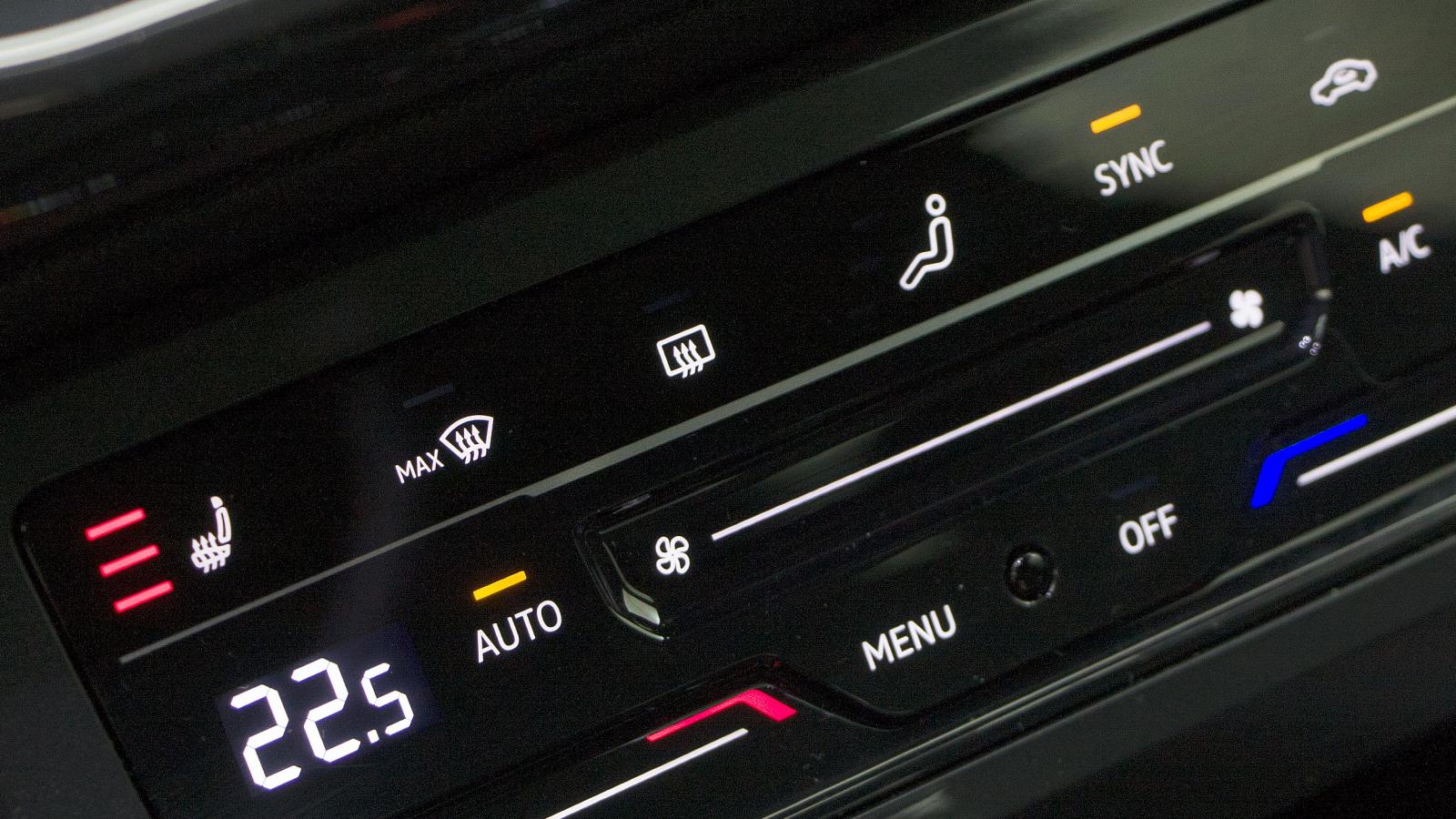Titta, det gick att göra koncernens nya pekinställning av kupétemperaturen enkel och snabb. Som i Tarraco borde reglagen i fler VW-bilar se ut.