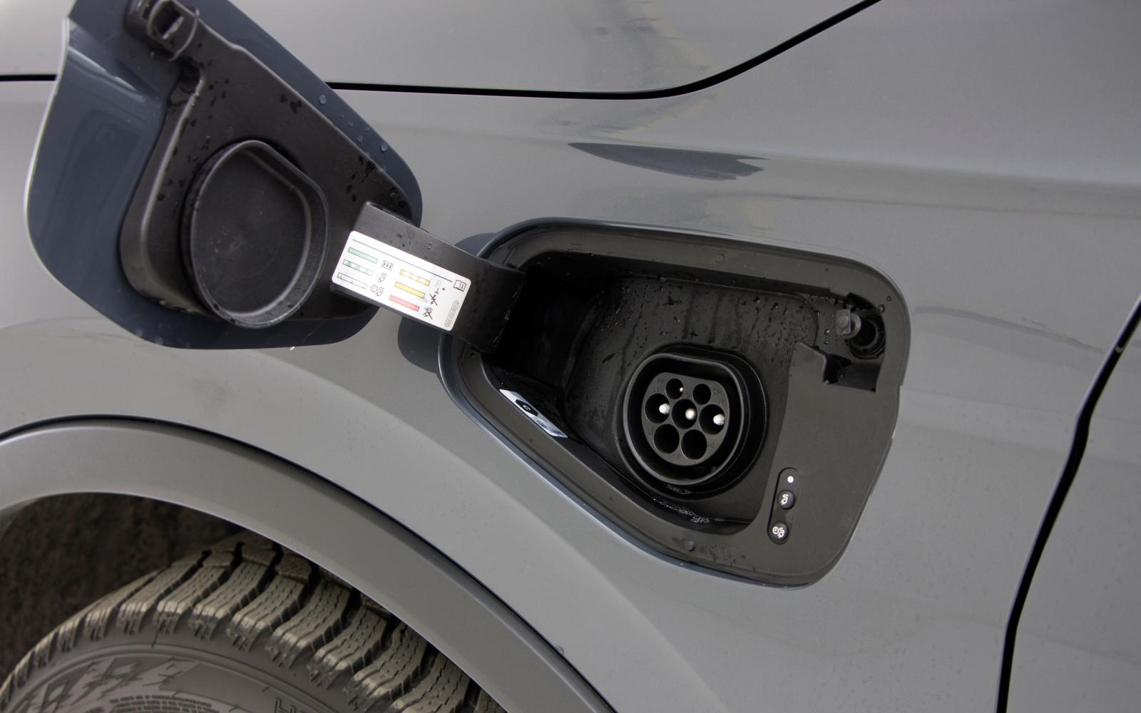 Prispåslaget jämfört med hyfsat motsvarande icke-hybridversioner skiljer kraftigt. Seat Tarraco (bilden) är ca 45 000 kronor dyrare än bensinaren på 245 hk. Kia Sorento är ca 80 000 kr dyrare än dieseln och Toyota RAV4 är hela 135 000 kronor dyrare än den vanliga hybriden.