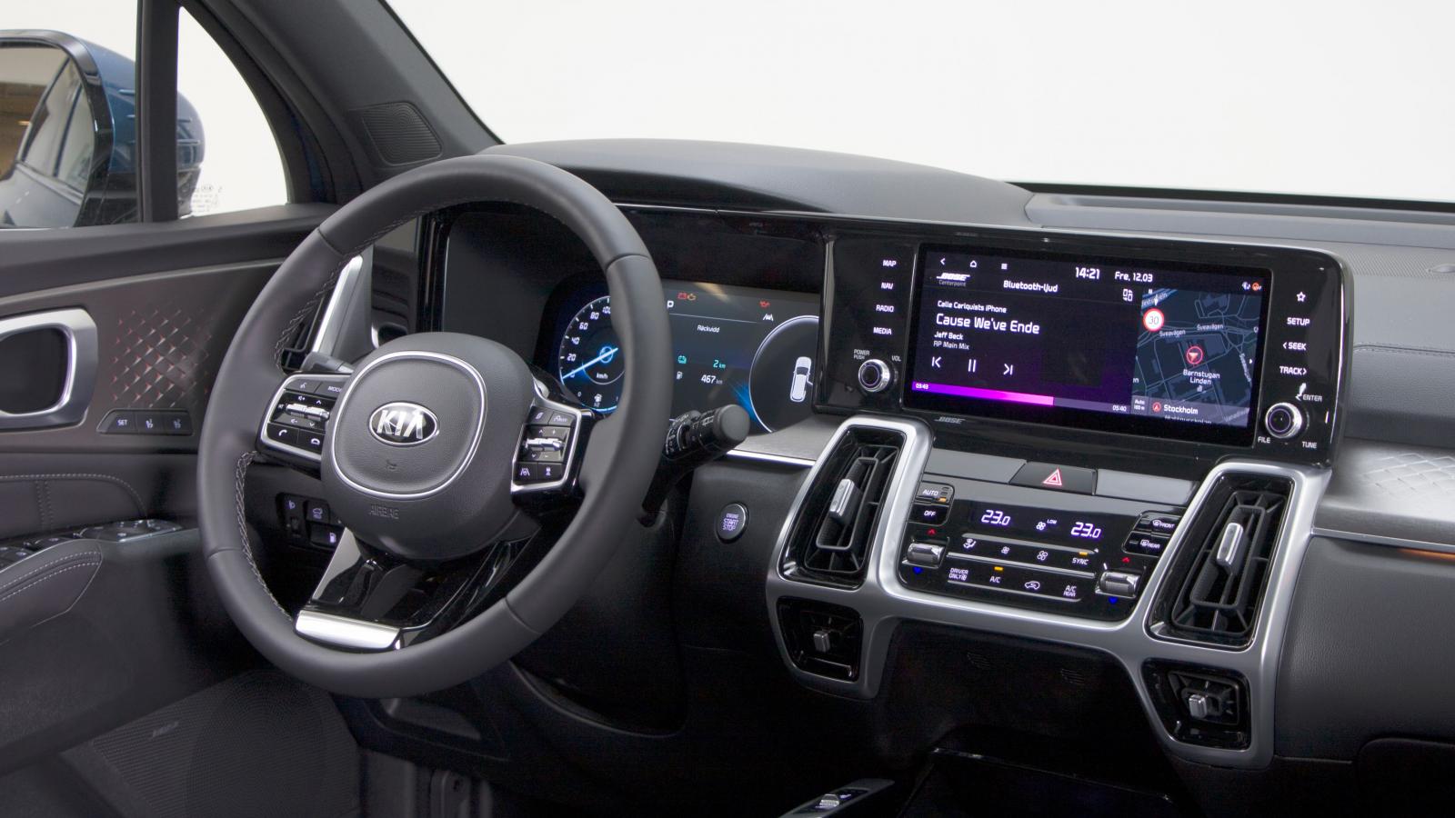 Kia: I princip samma utmärkta disponering och enkla handhavande som i många Kiamodeller men känslan är mer "rikhaltig", ytorna välbearbetade.
